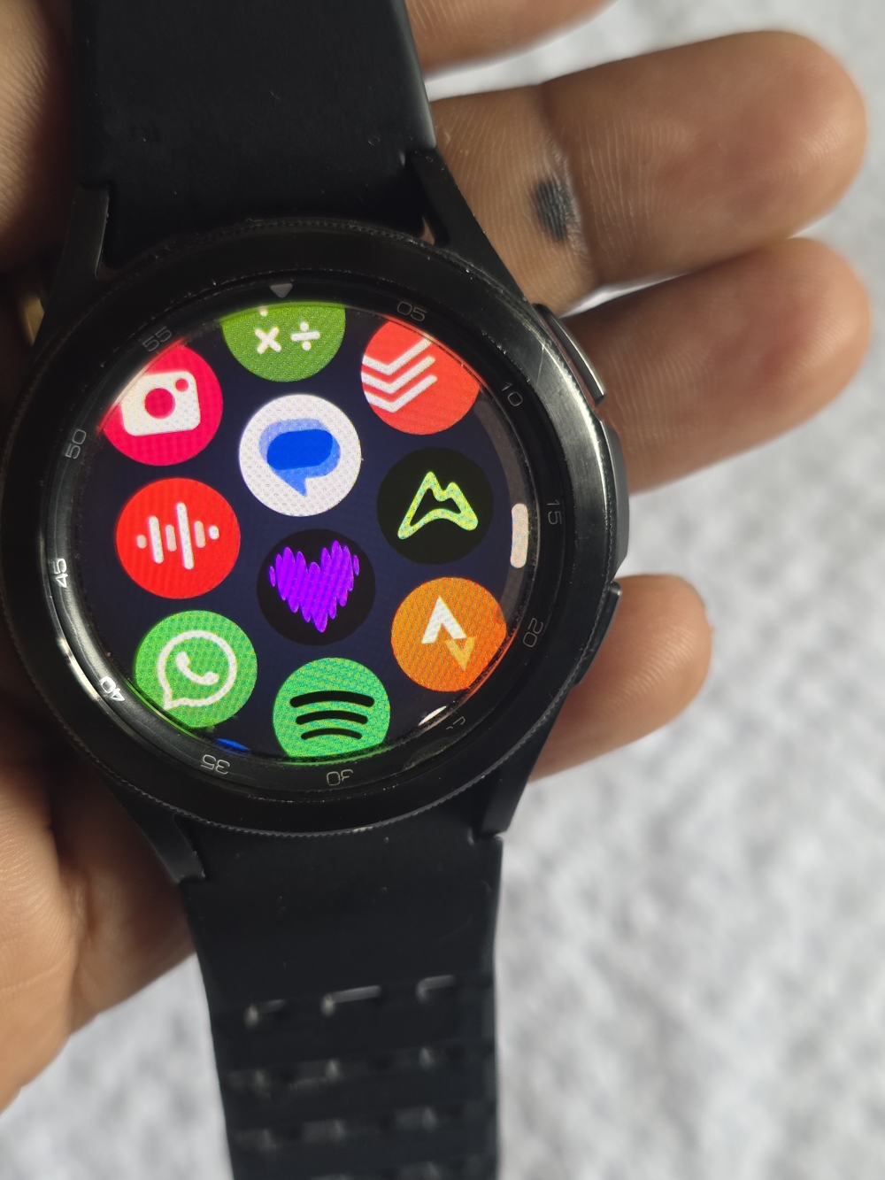 Samsung Galaxy Watch 4 42 Mm Sm-R885u Black Smartwatch with Colorful App Display